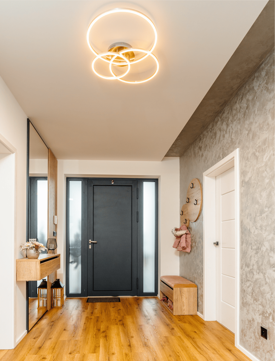 Entrance hall ceiling check-in photograph
